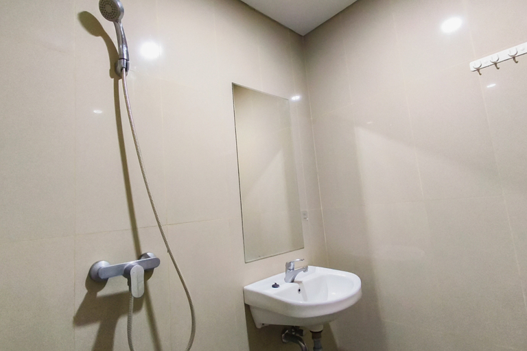 Bathroom 2, Comfy Modern Look Studio Room at Apartment Grand Dharmahusada Lagoon By Travelio, Surabaya