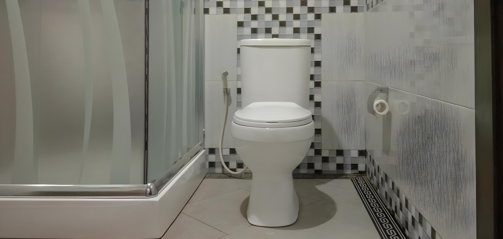Bathroom 5, Edhotel Kusuma Atambua Mitra, Belu