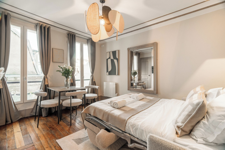 Living area 2, 1523 Verneuil, Paris