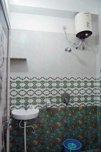 Bathroom 4, Omji Ashram Varanasi, Varanasi