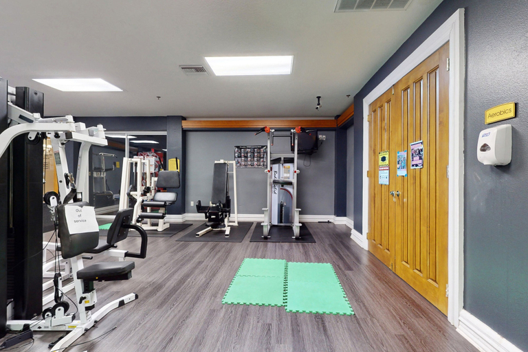 Fitness facility 2, Comfortable Townhome Near Disney With Athletic Courts & Pool Access, Patio, & AC, Polk