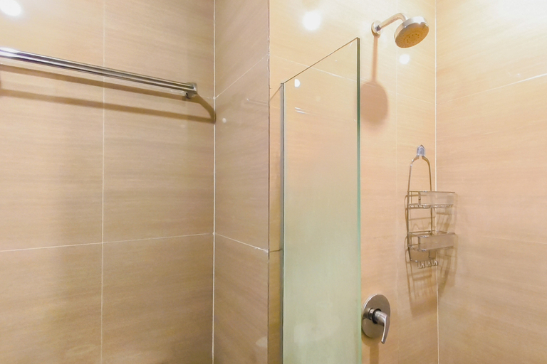 Bathroom 4, Tranquil 2BR for 3 Pax at Linden Apartment By Travelio, Surabaya