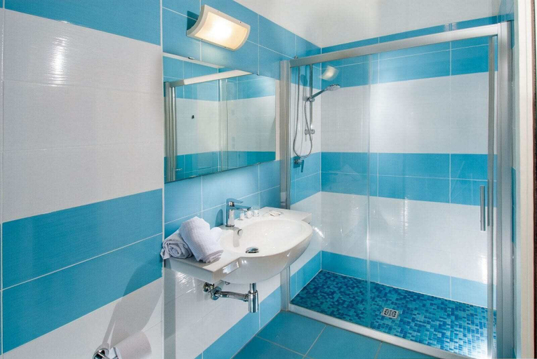 Bathroom 5, Hotel Atlantic, Teramo