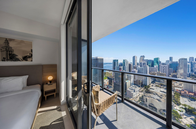 Room 4, 46th-Floor High-Rise Studio - Pool & Gym, Miami-Dade