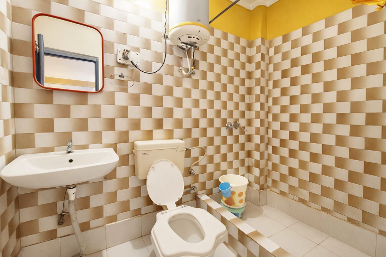 Bathroom 2, Hotel Deluxe Ankur Lake View Mall Road Nainital Near Naina Devi Temple, Nainital