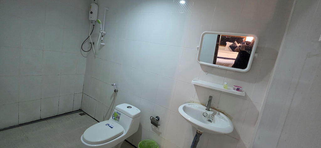 Bathroom 2, Mahi Guest House & Restaurant, Pattaya