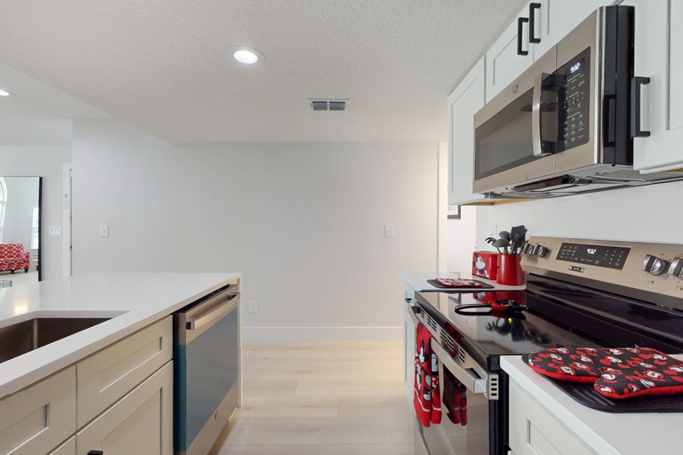 Private kitchen 2, Beautiful Home Boasting Entertainment for Everyone With Wifi, Osceola