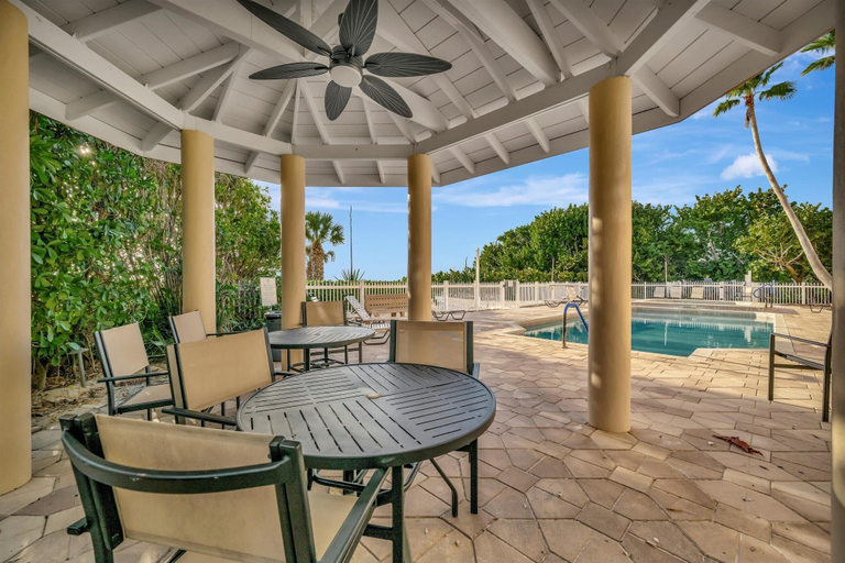 Room 2, Oceanview 3B Condo w Beach Access Heated Pool, Manatee