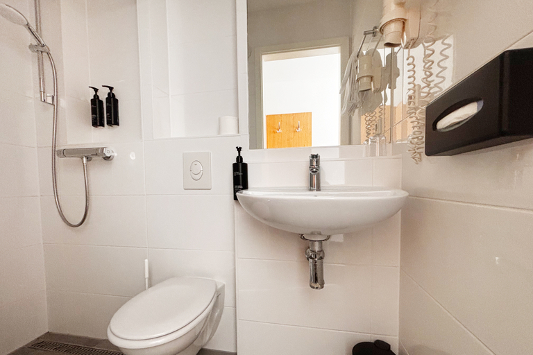Bathroom 4, Garner Hotel Stuttgart - Zuffenhausen by IHG, Stuttgart