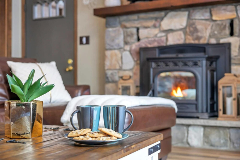 Room 4, Lakefront Poconos Retreat w Hot Tub Dog Friendly, Lackawanna