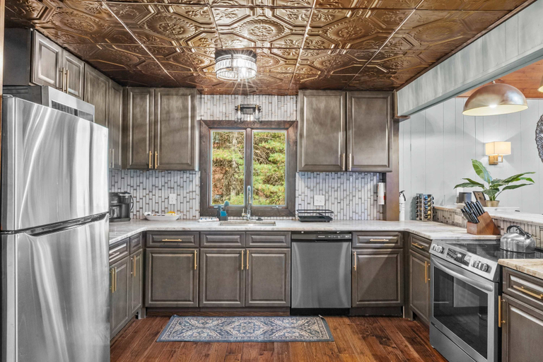 Room 3, Poconos Speakeasy Hot Tub Dog-friendly Near Ski, Carbon