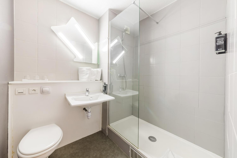 Bathroom, ibis Budget Fresnes, Val-de-Marne