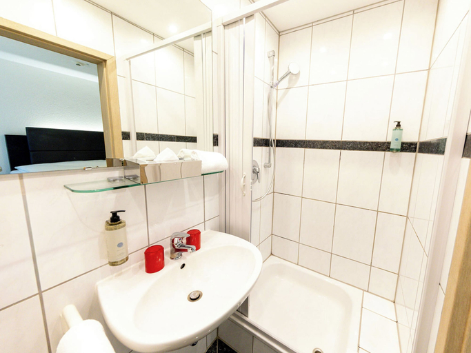 Bathroom 5, DORMERO Hotel Aalen, Ostalbkreis