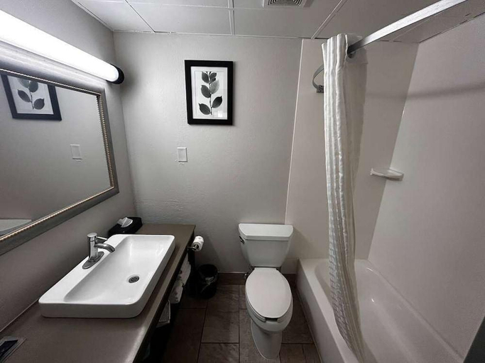 Bathroom 3, Howard Johnson by Wyndham Murfreesboro, Rutherford