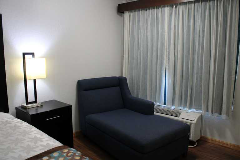 Bedroom 3, Pine Tree Inn, Jackson