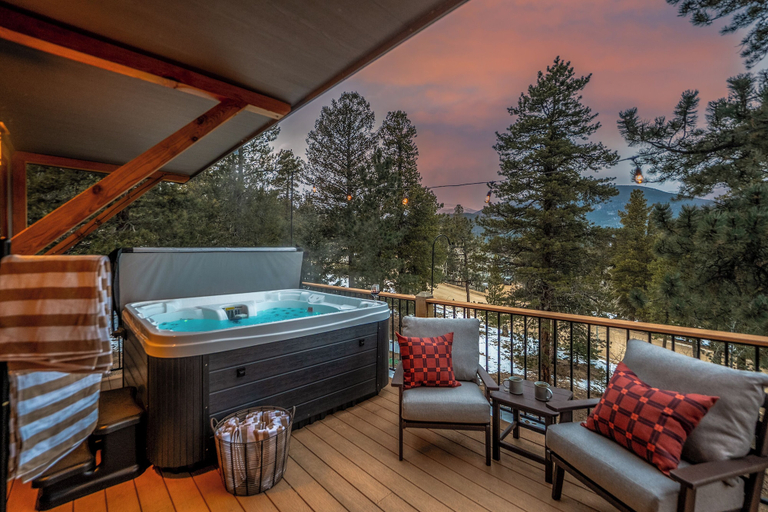 Outdoor spa tub 5, Royal Elk Lodge, Park