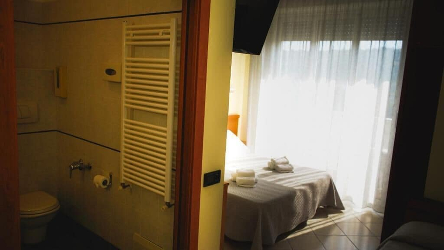 Bedroom 3, Hotel Atlantic, Teramo