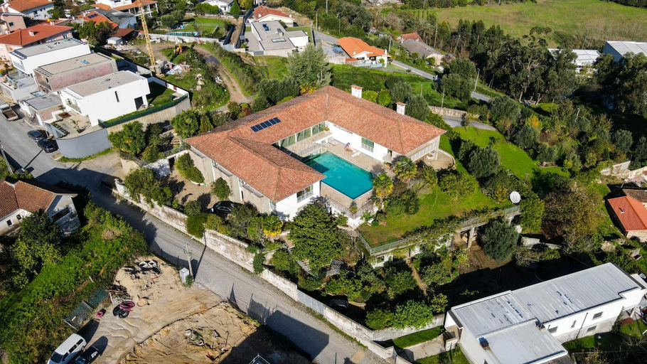 Exterior & Views