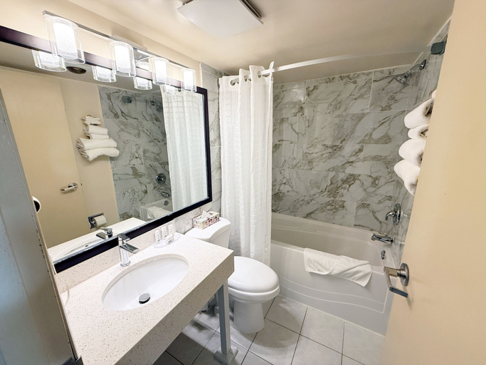 Bathroom 3, Travelodge by Wyndham Drumheller, Division No. 5