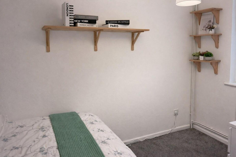 Room 3, 2 Bed Home - Parking for 2, Wifi & Garden, Nottingham