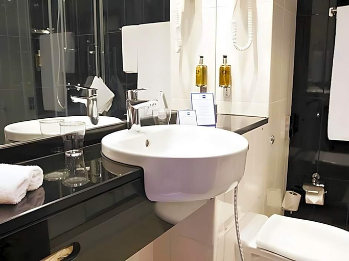 Bathroom, Holiday Bahrain Hotel, Manama