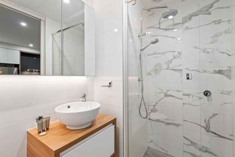 Bathroom 5, Spacious 2-Bed Apartment in Hughesdale, Melbourne