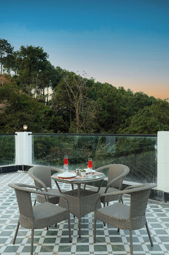 Outdoor dining 2, ELIVAAS 1BHK Pine View Resort, Solan