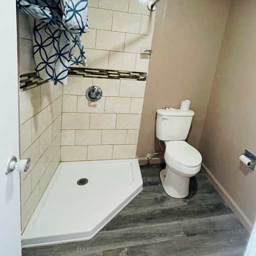 Bathroom 2, Dream Inn, Nye