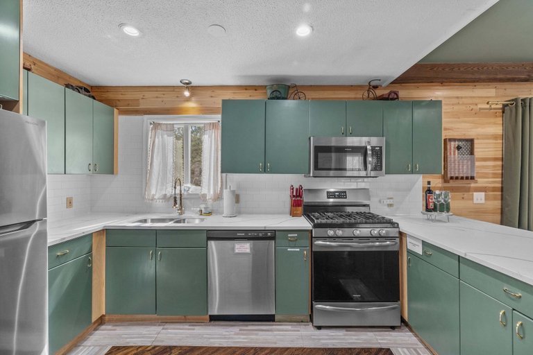 Room 5, Dog Friendly Cabin w Hot Tub Sauna Fire Pit, Monroe