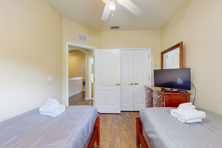 Room 2, Gated-entry Townhome, With Shared Pool, Central AC, Near Theme Parks, Osceola