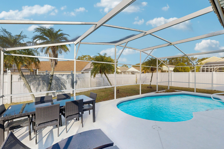 Pool 5, Bright 3BR Pool Home With Screened Lanai, Jacuzzi & Near Disney Parks, Osceola
