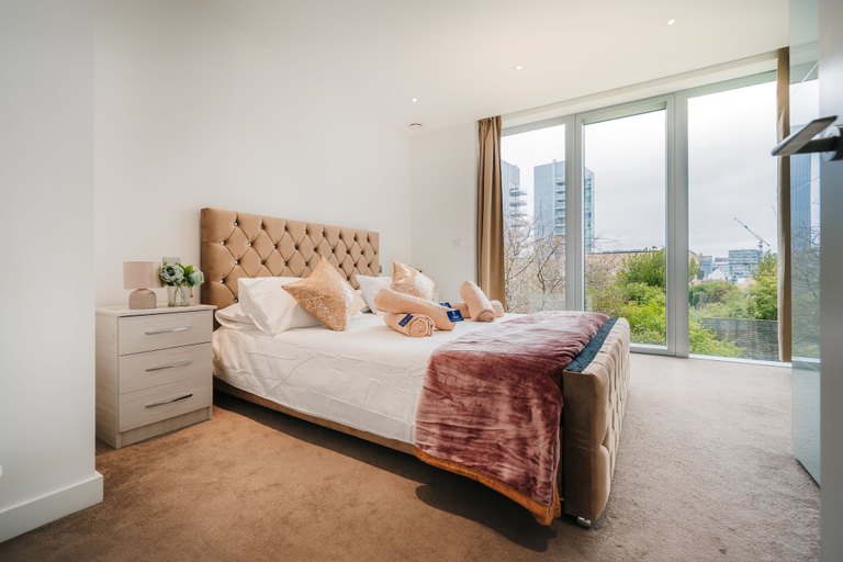 Room 5, LUX Aldgate Apartment I Central London Zone 1, London