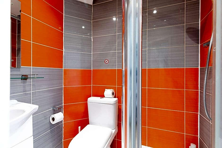 Bathroom 3, New Dawn Hotel, London