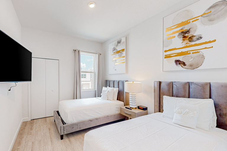 Room 5, Elegant Townhouse With a Private Pool, Lanai, & Washer/dryer - Dog-friendly, Polk