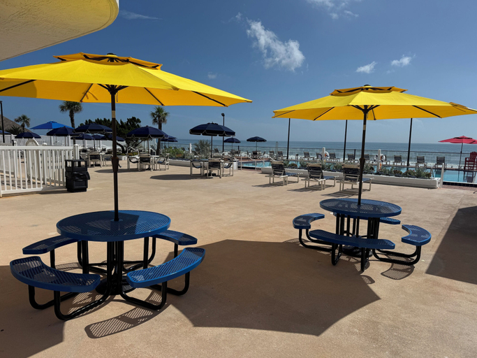 Outdoor dining, Marine Terrace Condominium, Volusia