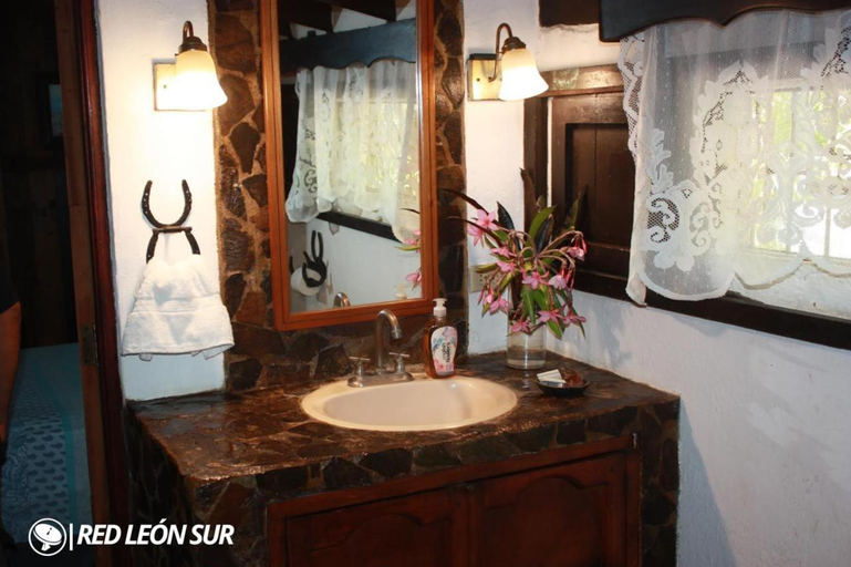 Bathroom 3, Rancho los Alpes, León