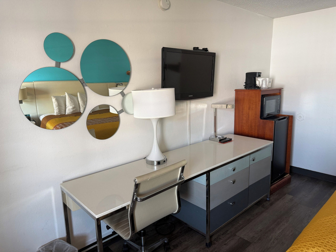 Bedroom 3, Howard Johnson by Wyndham Ft. Myers FL, Lee