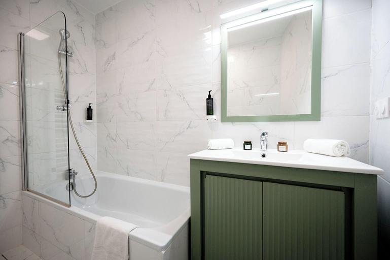 Bathroom 5, Nemea Appart Hotel Les Hauts de Milady Biarritz, Pyrénées-Atlantiques