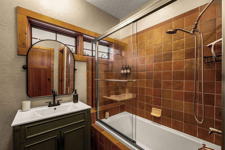 Bathroom 3, Royal Elk Lodge, Park