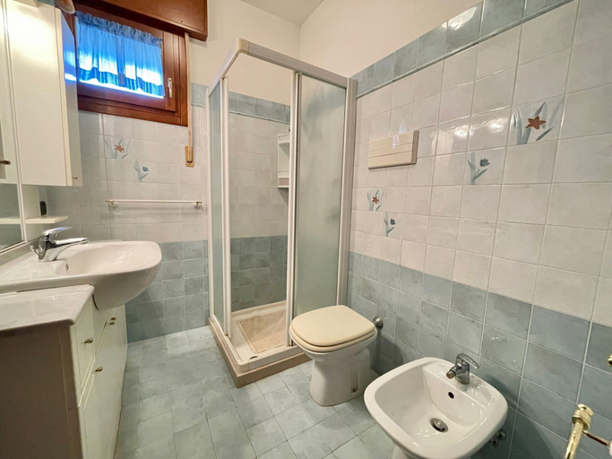 Bathroom 3, Coastal Apartment With Pool in Caorle, Venezia