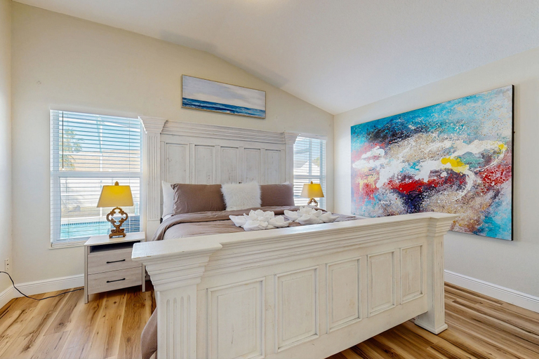 Spa, Bright 3BR Pool Home With Screened Lanai, Jacuzzi & Near Disney Parks, Osceola