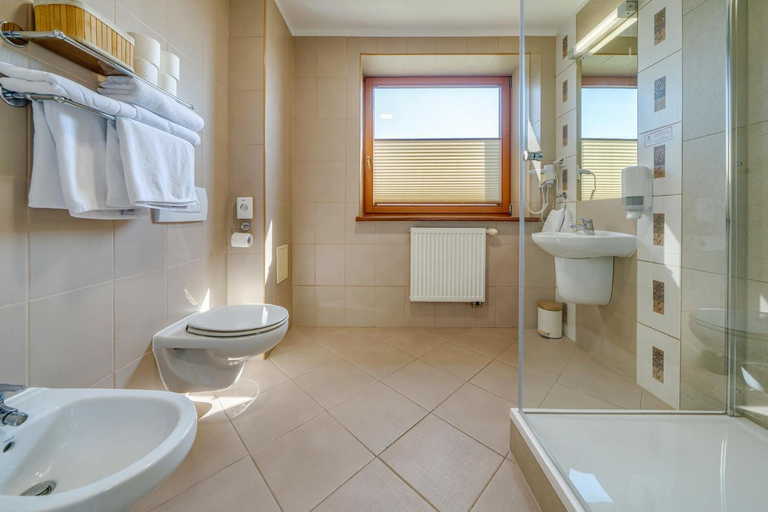 Bathroom 3, Hotel Aviator - kompleks Silesia Ring, Strzelce