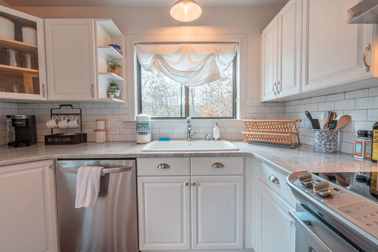 Room 4, Riverfront Dog Friendly Cabin With Mountain Views, Monroe