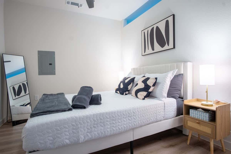 Room 2, Boulevard Stays - Medical District, Dallas