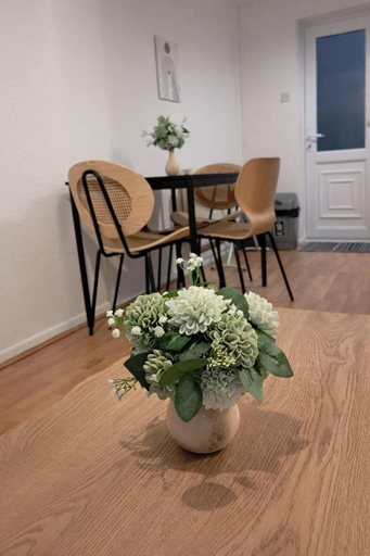 Dining 2, 2 Bed Home - Parking for 2, Wifi & Garden, Nottingham