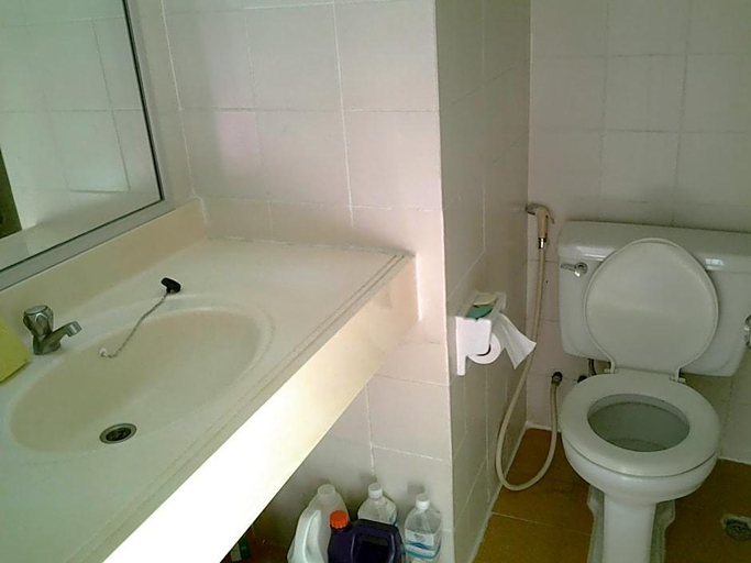 Bathroom, Milford Paradise, Pran Buri