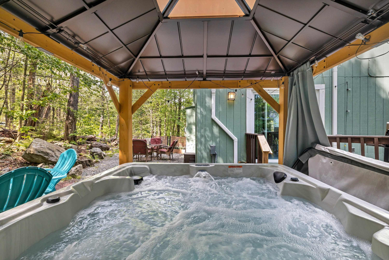 Room 4, Dog Friendly Cabin w Hot Tub Sauna Fire Pit, Monroe