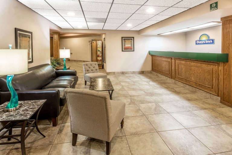 Public Area, Motel 6 – Tiffin, OH, Seneca