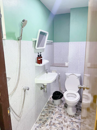 Bathroom 2, GO INN The Giant Swing, Phra Nakhon