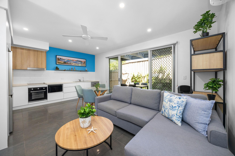Shared lounge/TV area, Bright Townhouse Near Maroochydore Beaches, Maroochy - Maroochydore